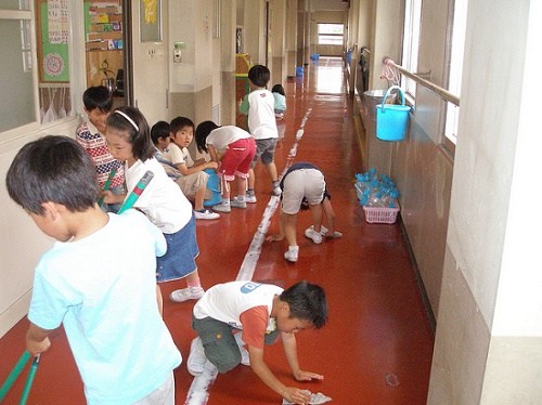 Hầu hết các trường tại Nhật không thuê lao công