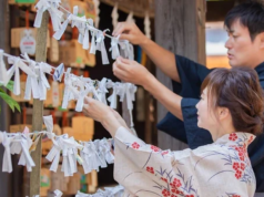 Omikuji là gì? Khám phá phong tục rút quẻ cầu may độc đáo của Nhật Bản